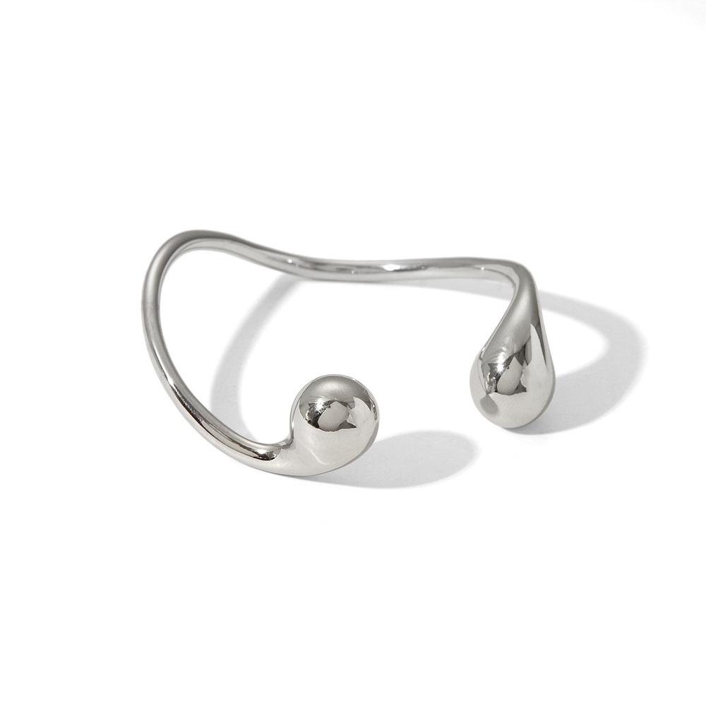 

Современный браслет из титановой стали в виде неправильной капли воды – универсальный и не выцветающий