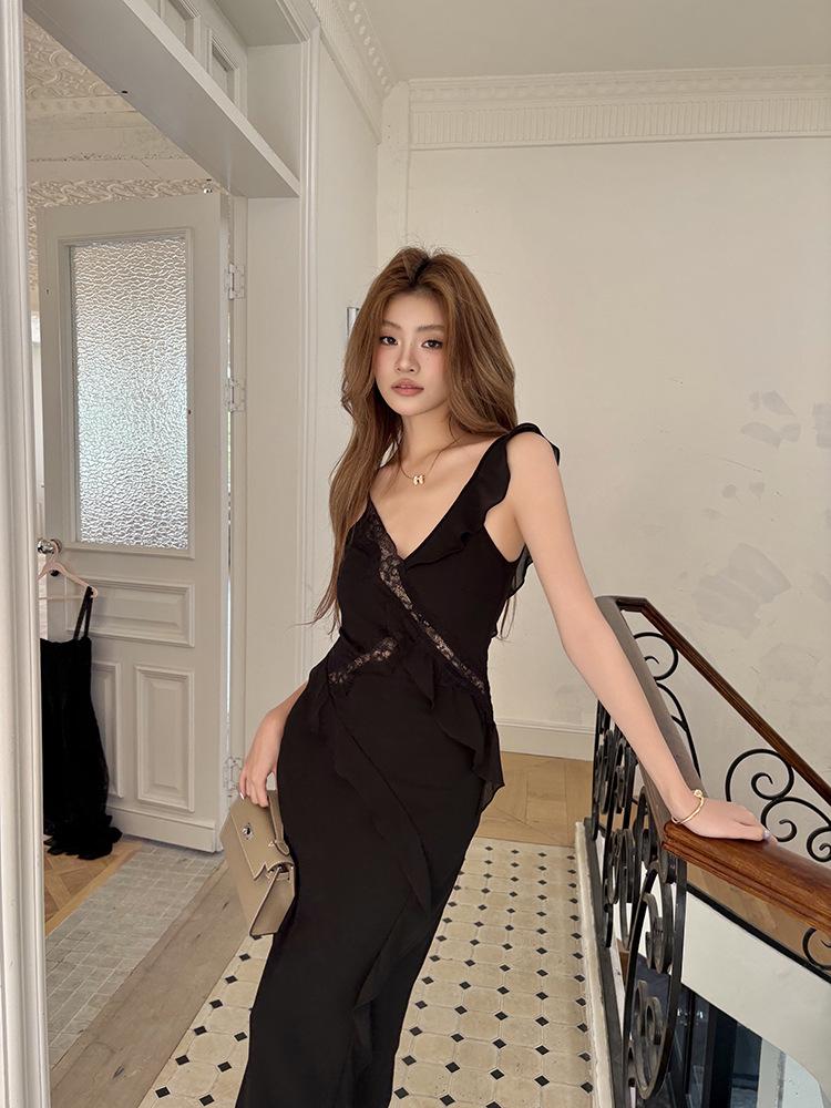 2026 Spring/Summer Bay Leaf Lace-Trim V-Neck Spaghetti Strap Maxi Dress
