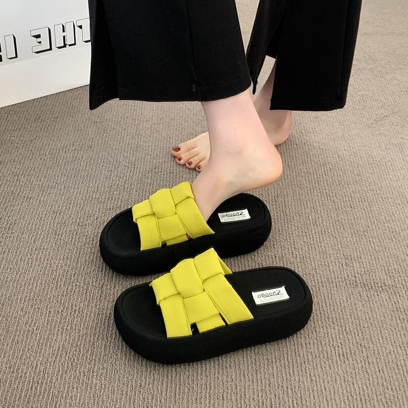 Small thick-bottomed woven sandals girl 2025 summer new fashion wear open-toed seaside beach slippers