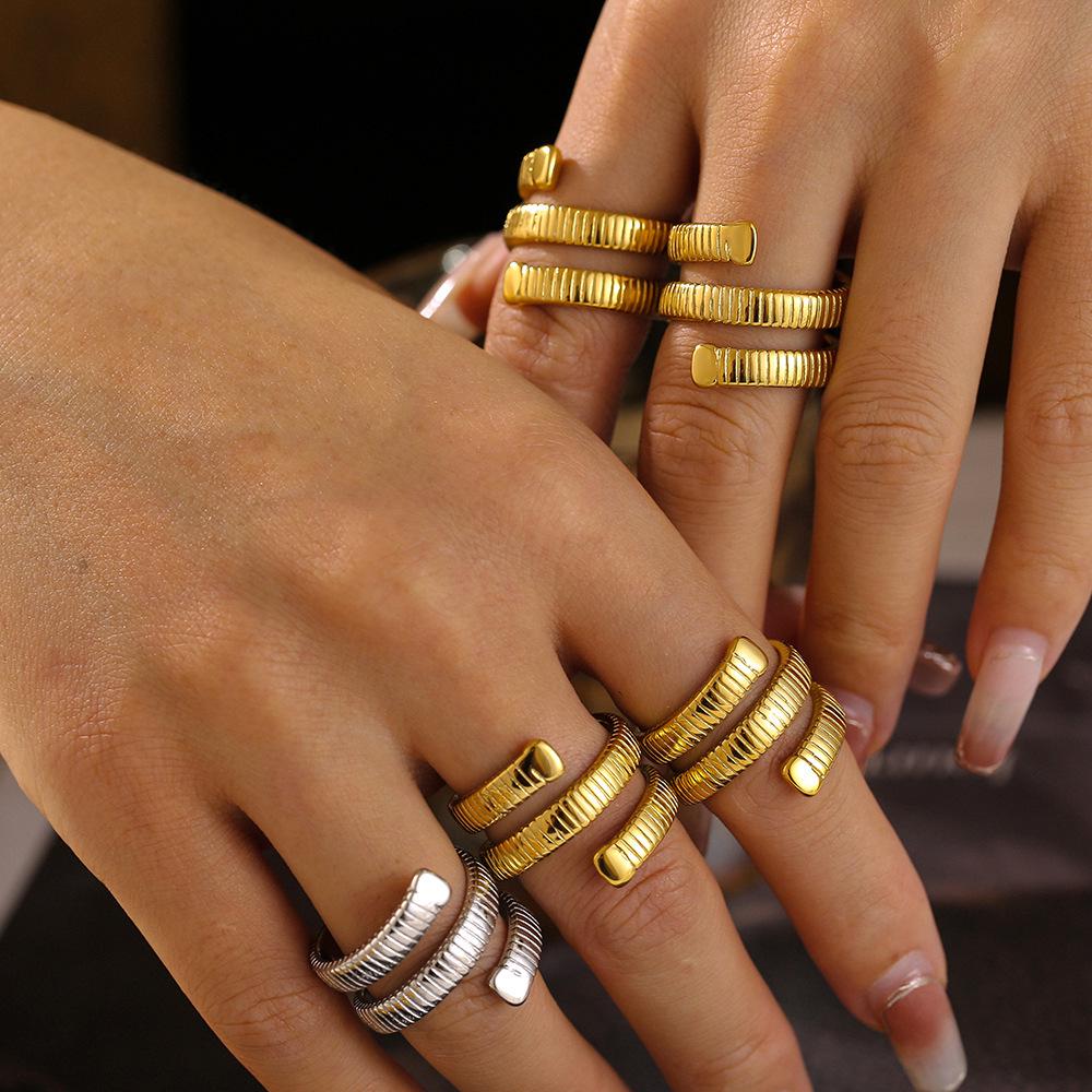 Europäischer & Amerikanischer Geometrischer Fadenring aus Titanstahl mit 18 Karat Vergoldung, Nicht verstellbares Offenes Design