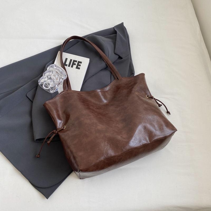 

Large capacity bag women s new fashionable versatile shoulder bag casual simple texture class commuter tote bag темно-коричневого