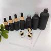 Mattschwarze Frosted Glass Flasche für ätherische Öle mit Holzmaserungsring und Tropfer/Sprühaufsatz
