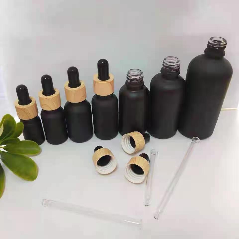 Mattschwarze Frosted Glass Flasche für ätherische Öle mit Holzmaserungsring und Tropfer/Sprühaufsatz
