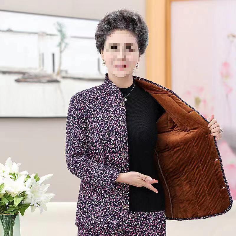 Omas kuscheliges, fleecegefüttertes Winterset: dicke, baumwollgepolsterte Jacke und Hose für Frauen mittleren Alters und Senioren.