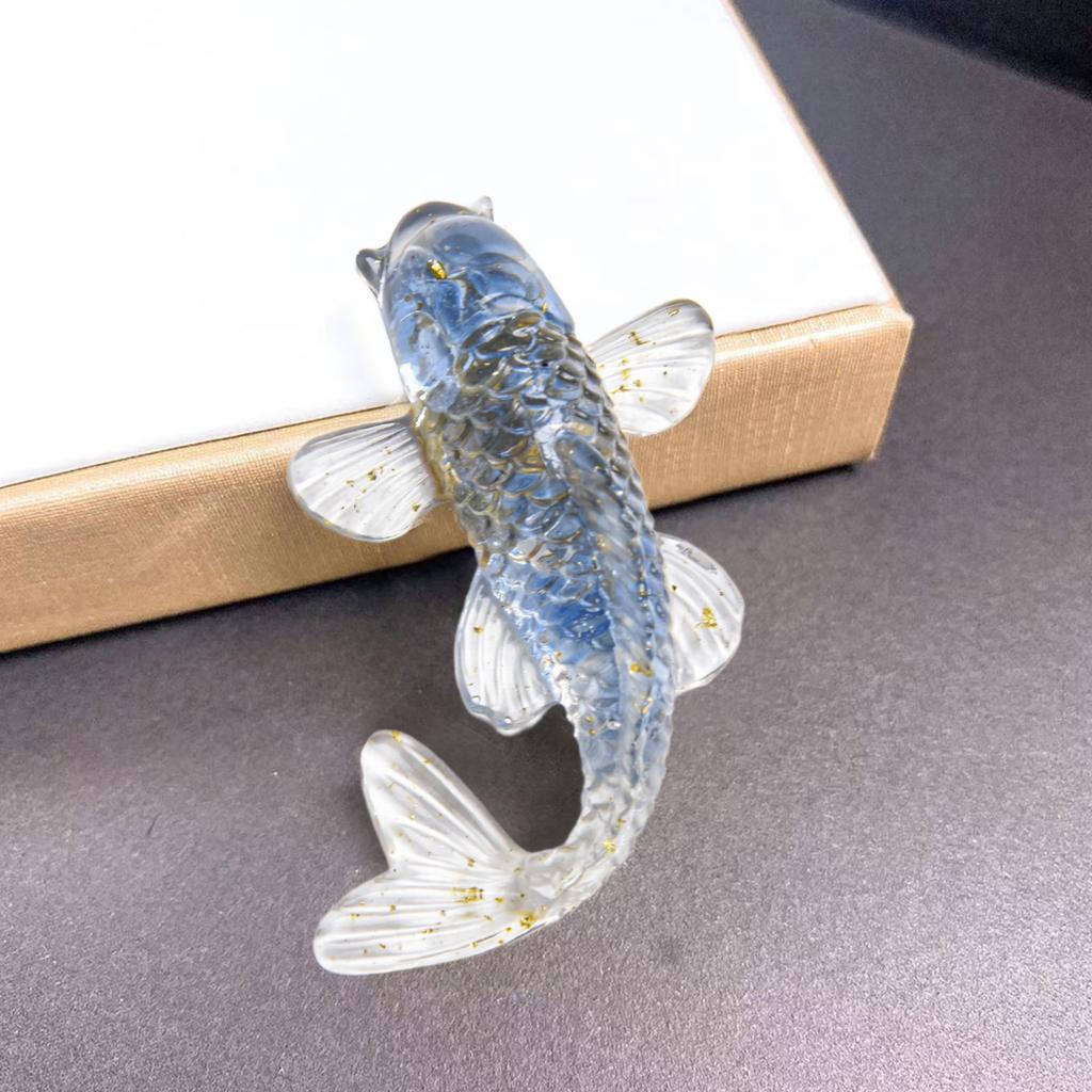Kreatives künstliches Koi-Fisch-Ornament für Schreibtisch, Auto, Heimdekoration Hergestellt aus Natur für Kristall-Opfer Schöner Glanz und Stil