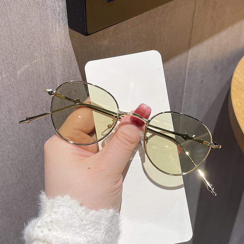 Fashion Round Full Frame Sun Glasses Light Color Tinted Sunglasses Retro Vintage Thin Mirror Lens Glasses for Beach Vacation