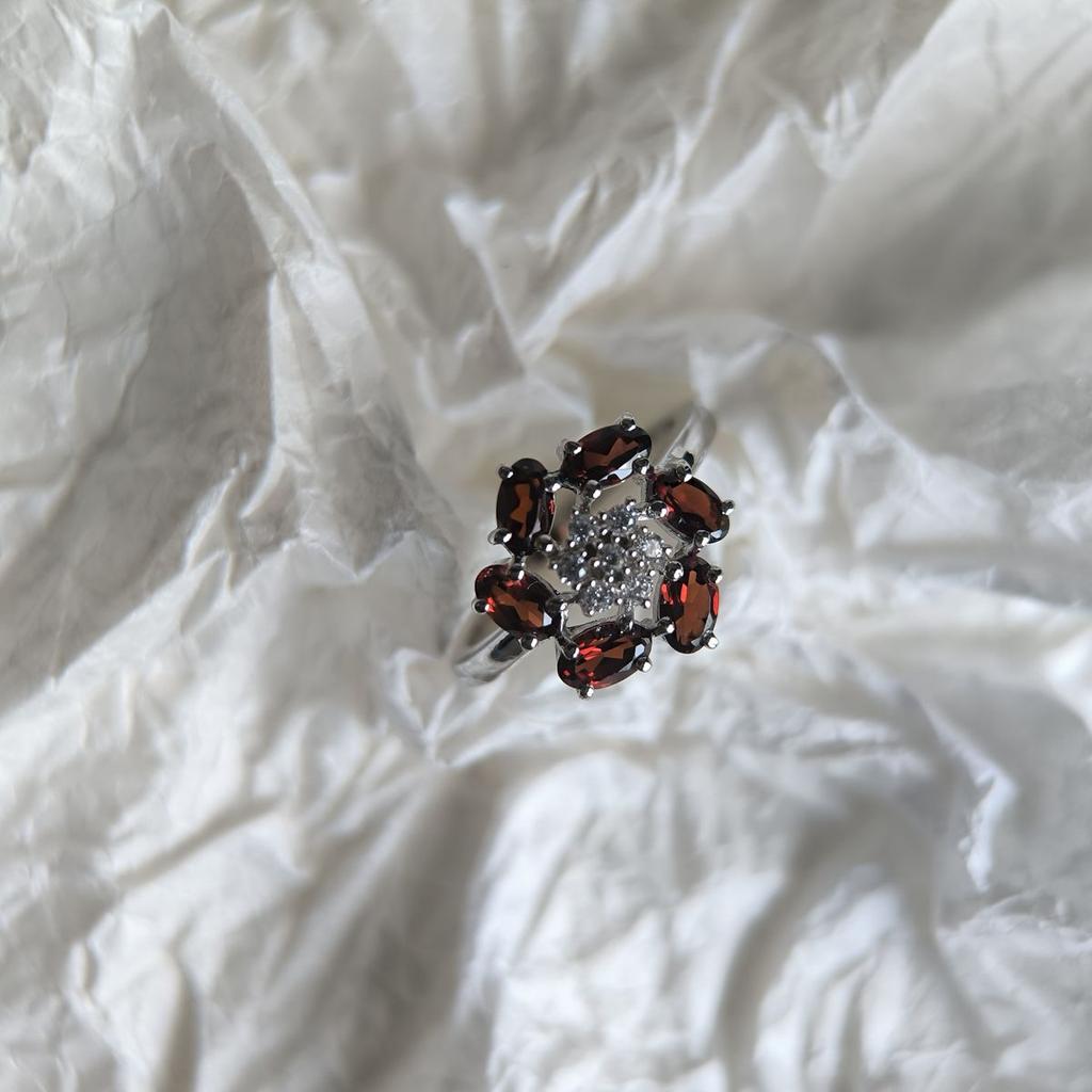 Серебряное кольцо с натуральным гранатом 1.998ct, фианитами, вес изделия 3,28 гр (2191445)