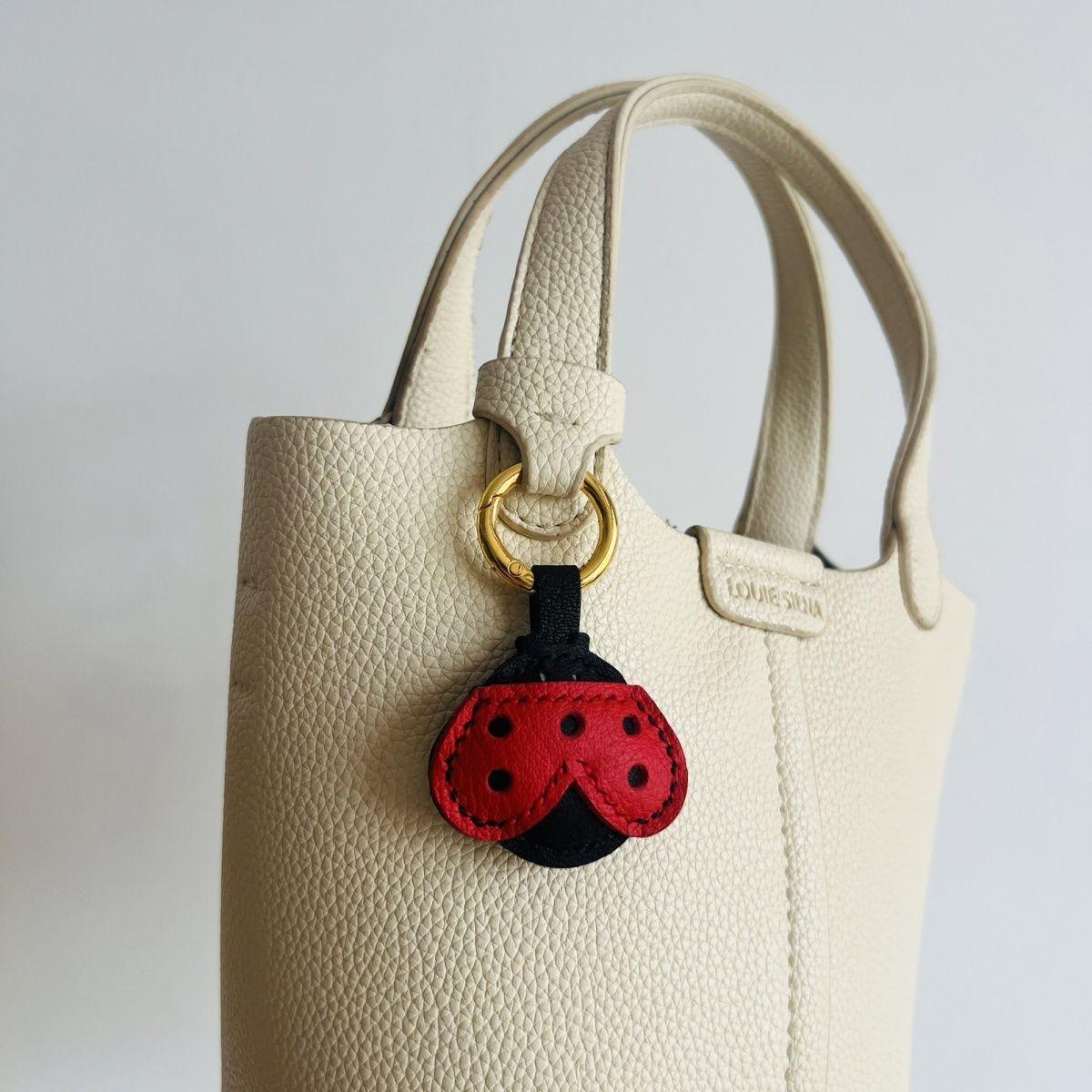 

Брелок из натуральной кожи ручной работы в форме семиточечной божьей коровки