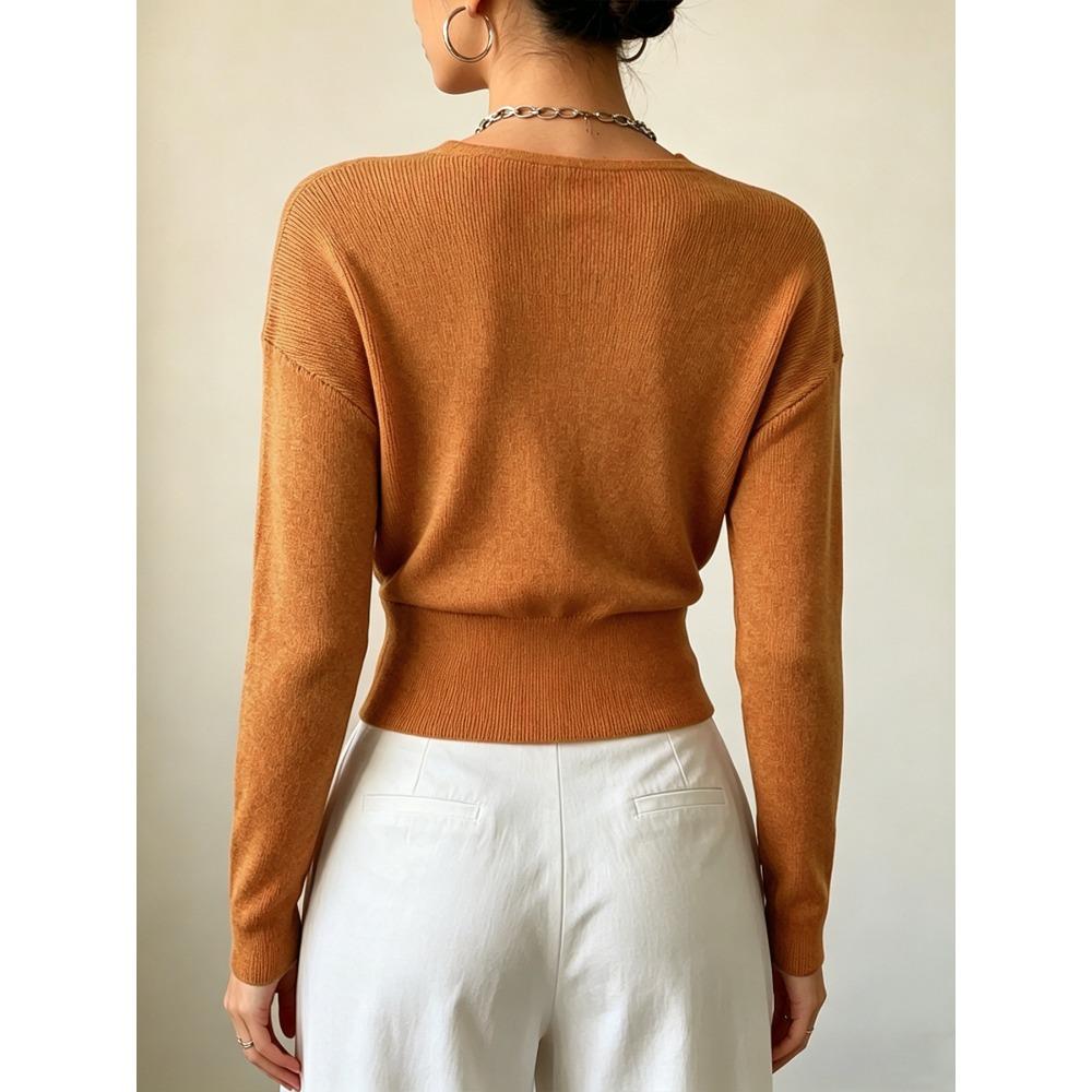 Maglione da donna a maniche lunghe in maglia tinta unita, elegante, scollo a V incrociato, aderente in vita, valorizza la figura, minimalista, camicetta