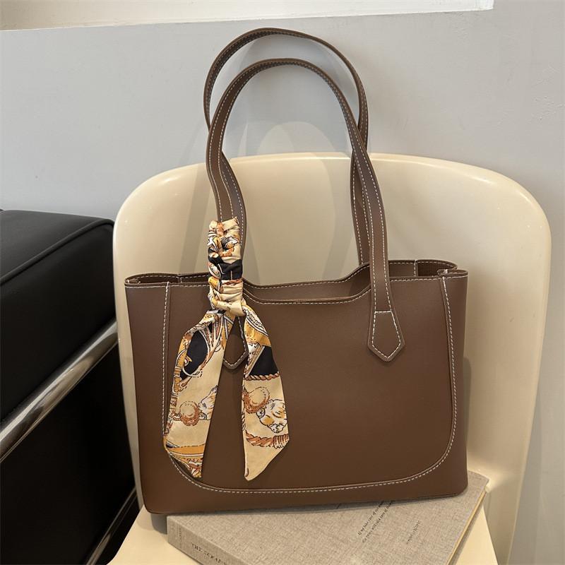 Chic Large Capacity Women's Tote Bag Trendy Design With Stylish Zipper Closure