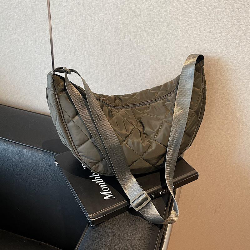 UThe same style as at home, waterproof crossbody shoulder bag, dumpling bag, large-capacity simple quilted casual versatile bag