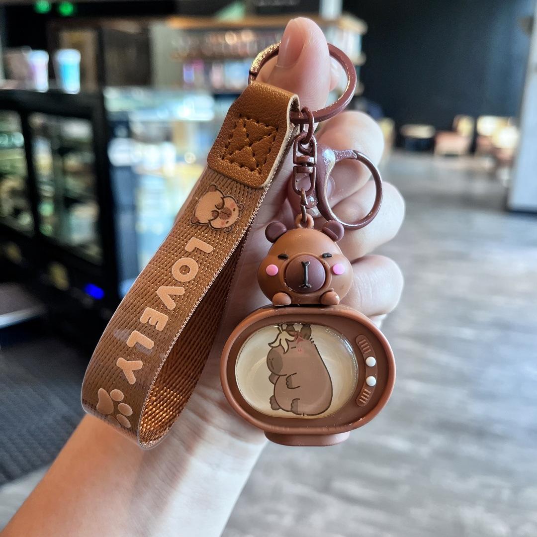 

Светящийся брелок для ключей Капибара ТВ Подвеска на школьный рюкзак Милая кукла Подарок для студента