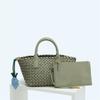 Fashion new lambskin hand-woven handbag wholesale casual versatile vegetable basket genuine leather women's bag messenger bag
