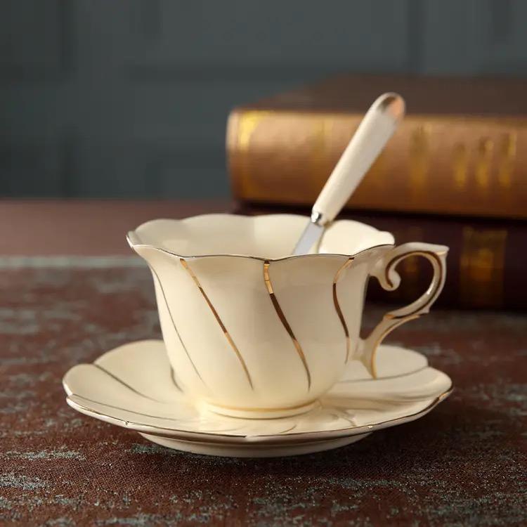 Europäischen Stil Gold Tracing Kaffeetasse und Teller Zweiteiliges Set Luxus Keramik Tasse Wasser Tasse Blume Tee Tasse Milch Tasse