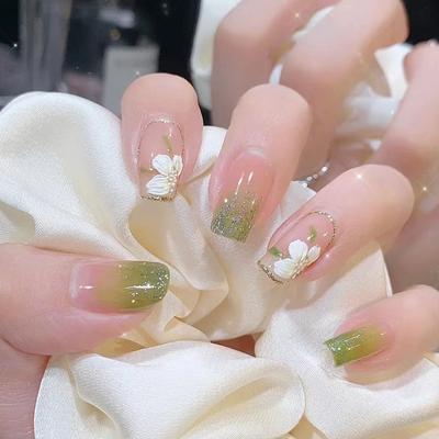 24 Pièces Manucure Romantique à Changement Graduel Pailletée Camélia Blanc avec Pièce d'Ongle Vert Naturel Frais et Élégant
