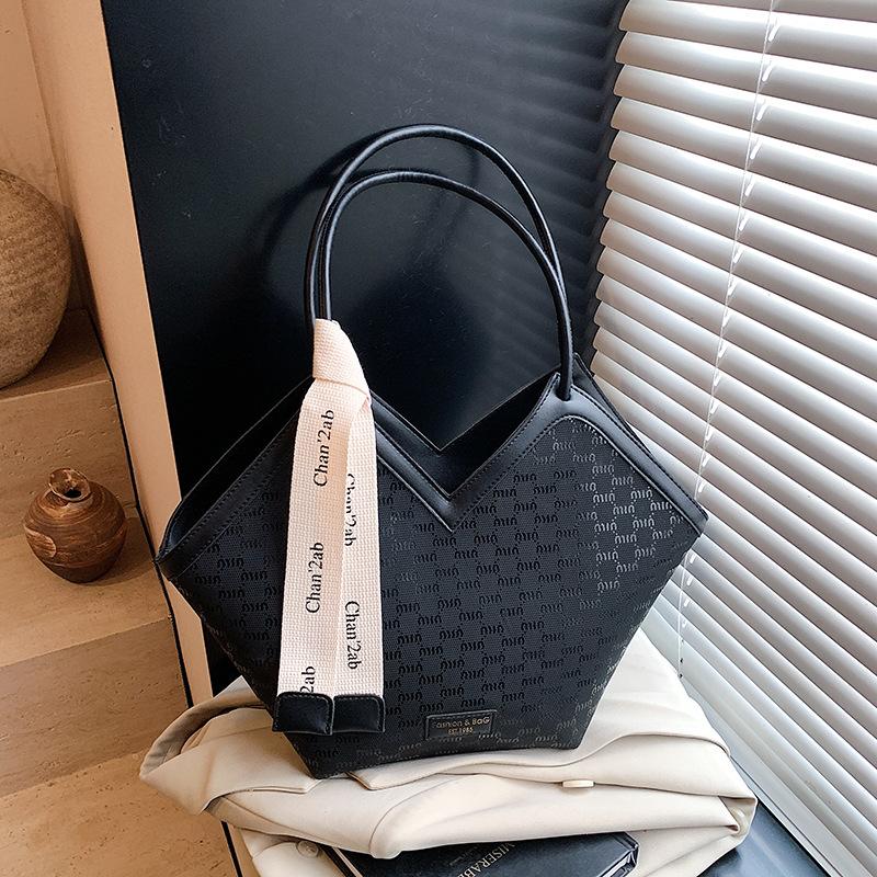 Premium Underarm Bag Women's New Fashion Portable Shoulder Bag Commuter Versatile Tote Bag