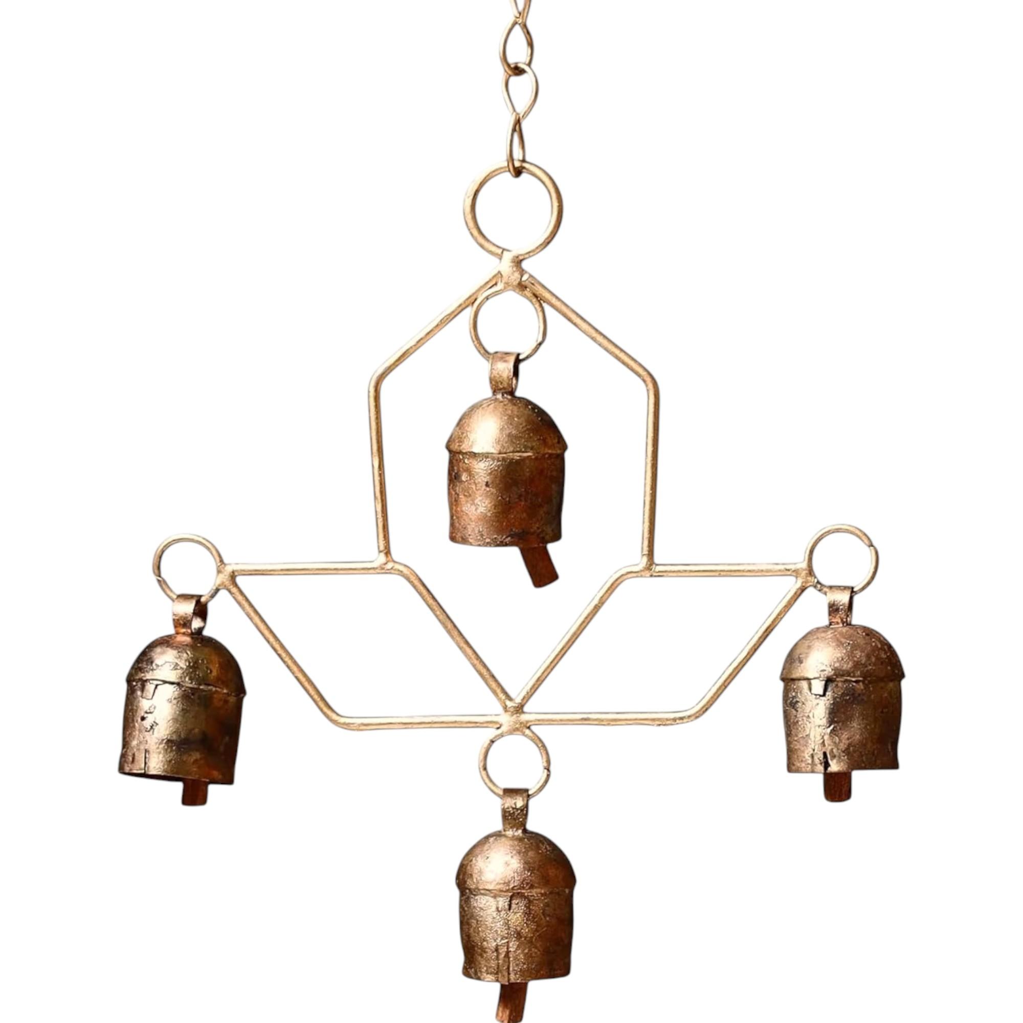 

Ручная работа, деревенский колокольчик ветра для улицы, патио, сада, балкона, с 4 металлическими коровьими колокольчиками, успокаивающий мелодичный декор ((8x6 дюймов)