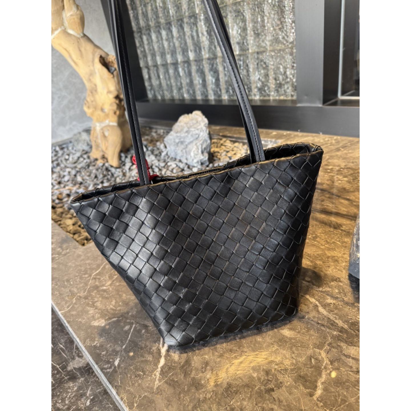 

2026 New Genuine Leather Women s Bag Sheepskin Woven Commuting One Shoulder Vegetable Basket Water Bucket Armpit Cross-border 19cm чорний
