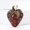 Neue Retro minimalistische Legierung Emaille Erdbeerbrosche süße und personalisierte Damen Brustblume Accessoire