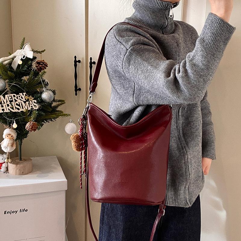 Large capacity underarm bag women's fashion casual tote bag 2025 winter premium niche shoulder bag