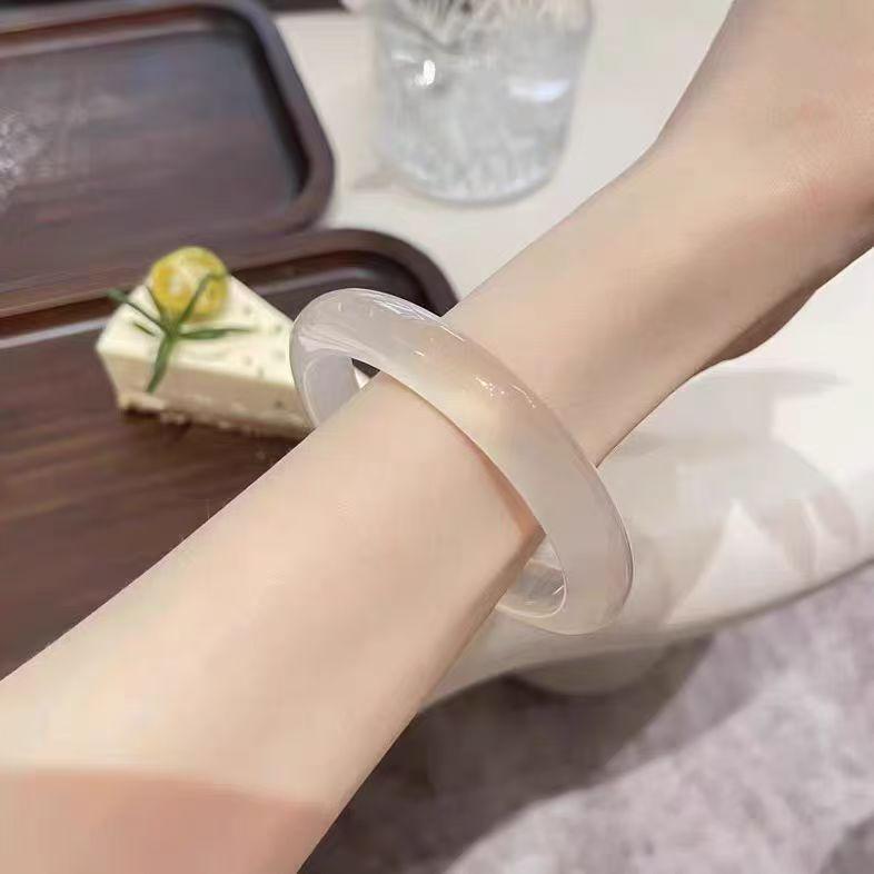 Bransoletka Bangle w kolorze szampańskiego złota i brzoskwiniowego różu z efektem kociego oka: Gradientowy wzór białego światła księżyca