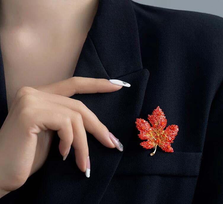 2024 New Enamel Maple Leaf Brooches for Women Fashion Full of Rhinestone Metal Casual Office Brooch Pin Party Wedding Gift