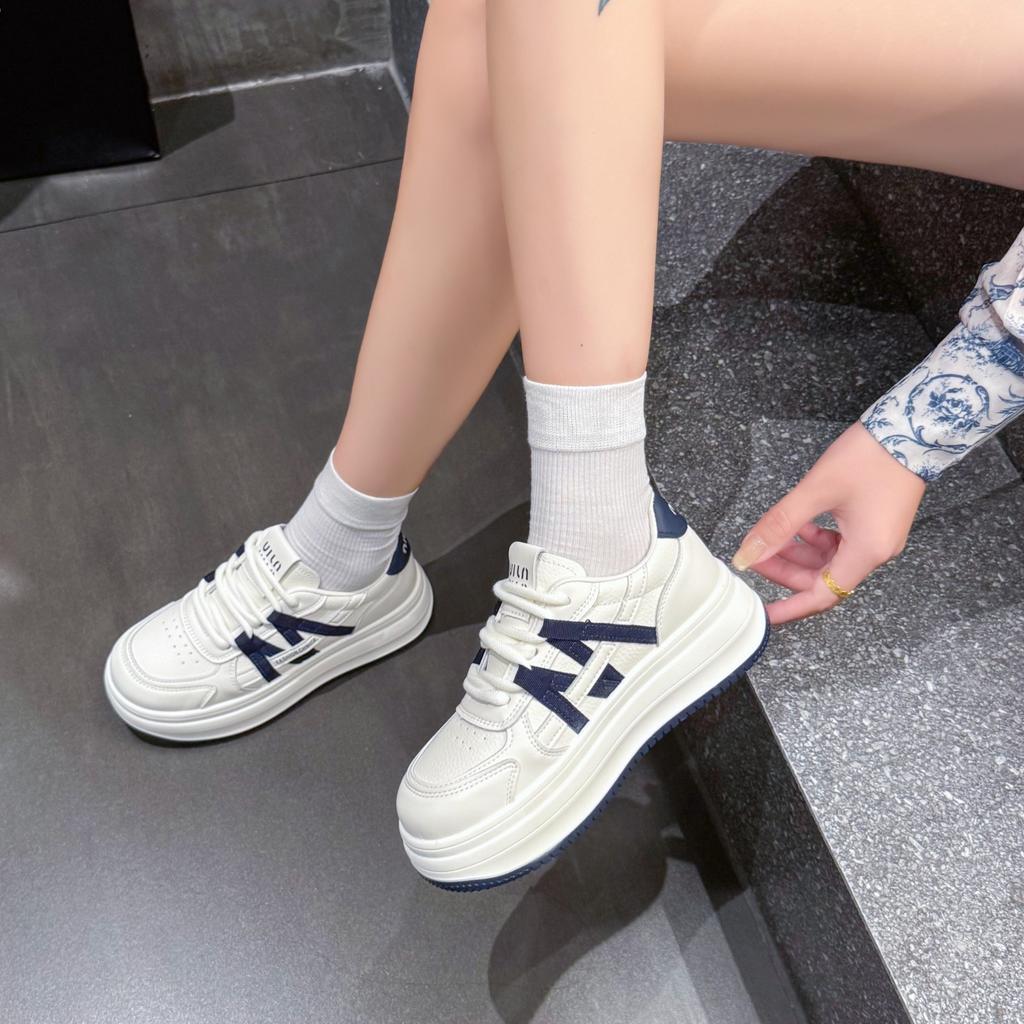 Niche Design Bread Shoes 2025 New Lightweight Soft-soled Platform White Shoes Women's Leather Versatile Sports Shoes