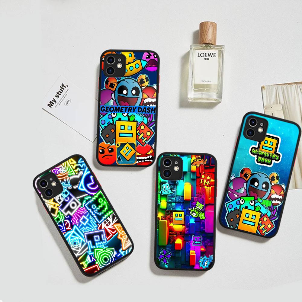Cover per Telefono Opaca Traslucida Geometry Dash Per iPhone 15 16 Pro Max 11 12 13 14 XS XR X Plus 16E