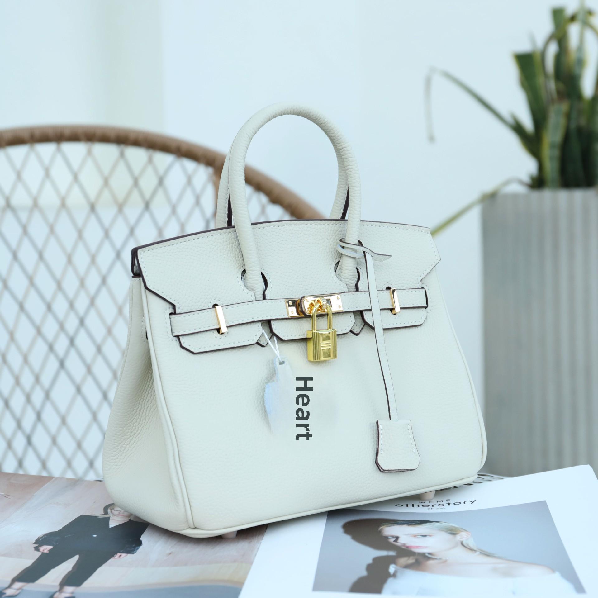 

2025 Новая летняя женская сумка-мессенджер из натуральной кожи платинового цвета 25cm Length x 12cm Width x 21cm Height