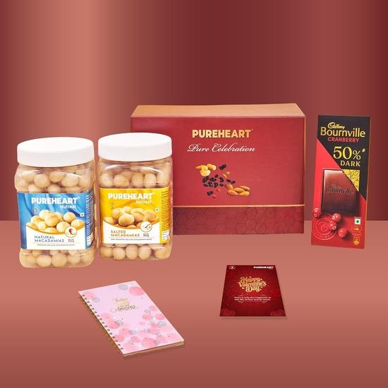 PUREHEART Подарочная корзина на День святого Валентина для него и нее | Премиальная подарочная коробка с орехами макадамия, натуральными и солеными (По 650 г)