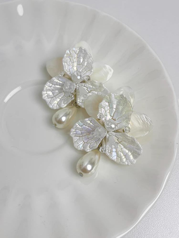 

2024 Женские серьги-пусеты с французским жемчугом и цветами высокого класса: Элегантные Свадебные Украшения для Невесты