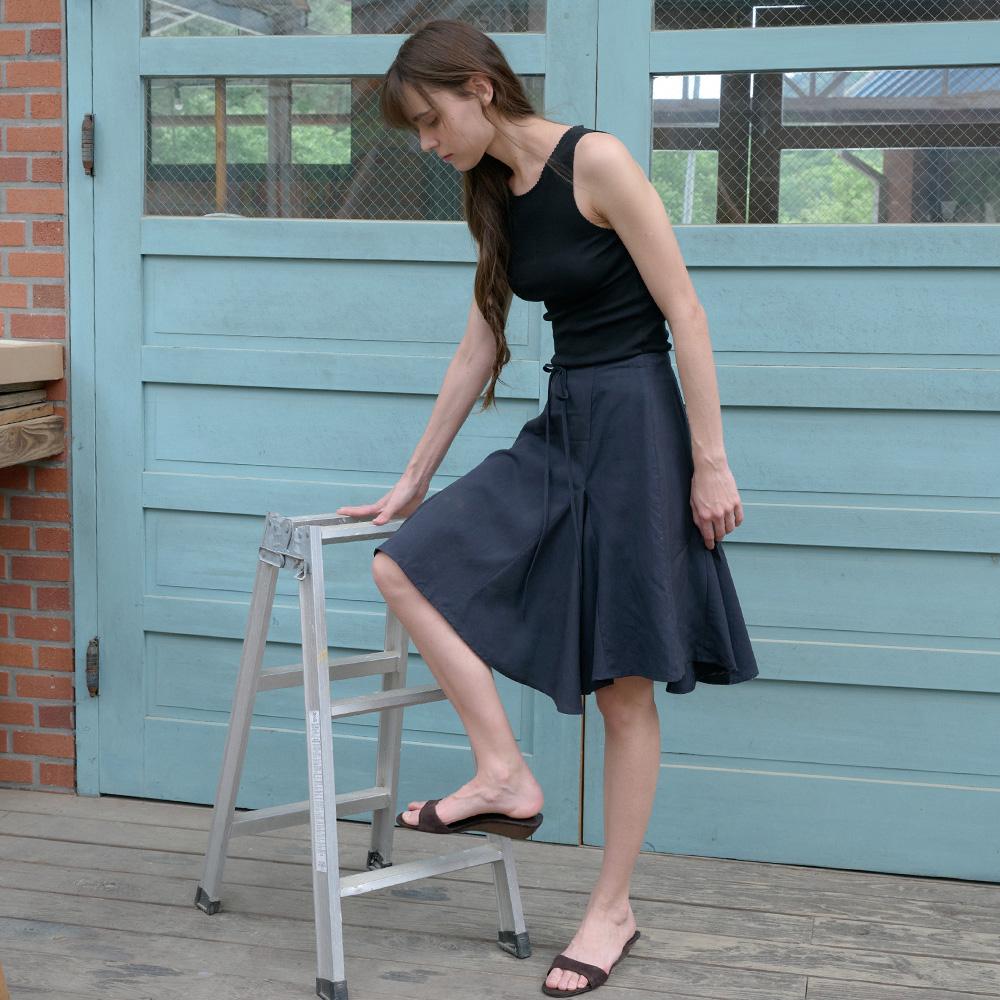 Elssibeui Asymmetric Flare Skirt_Navy