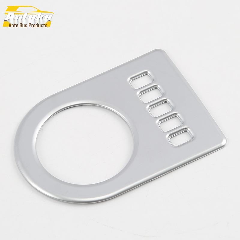 

Декорация рычага переключения передач Jaguar 16 F-Pace: Гальванизированные аксессуары для центральной консоли и подстаканника