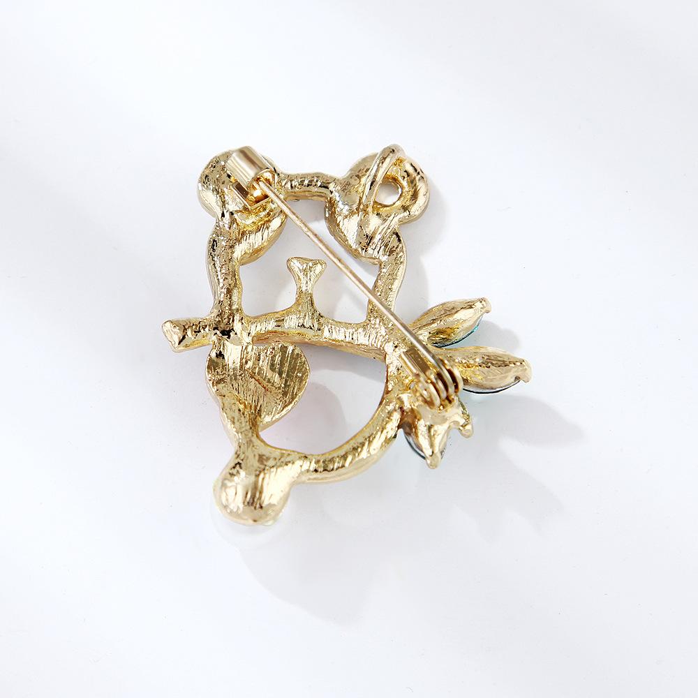 Fresh and Sweet Cartoon Love Heart Crystal Hollow Animal Panda Pearl Alloy Brooch Men and Women Gift Clothing Accessories Long-Lasting Color Brooch