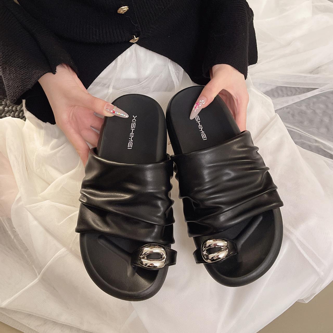 

Soft leather flat-bottomed set of toe-in-one cool slippers for women s summer wear 2025 new fashion, casual and comfortable beach slippers 40