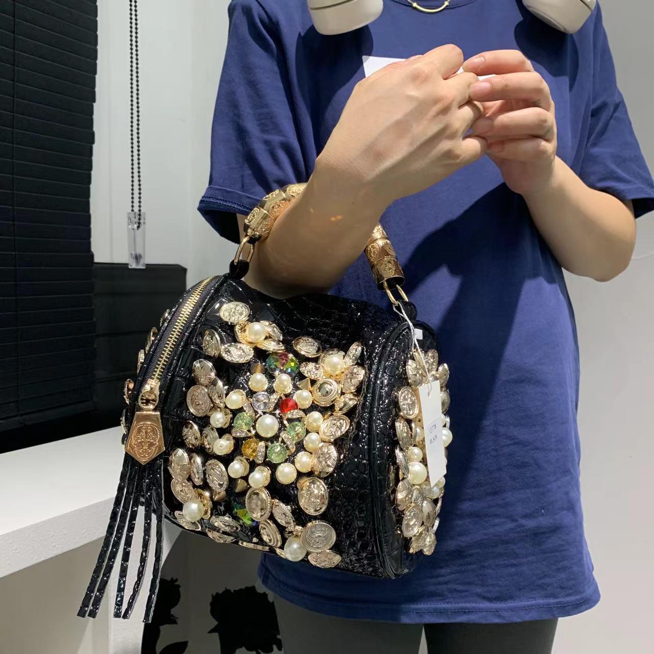 

Женская сумка с драгоценными камнями, цилиндрическая, металлическая ручка, через плечо, пришитые вручную пуговицы, роскошная мода