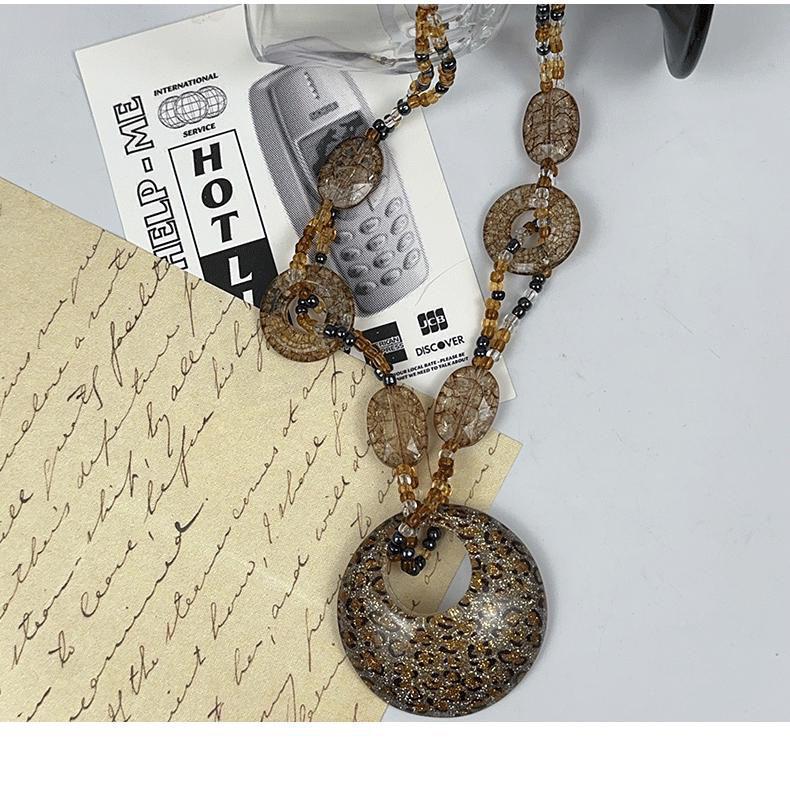 Retro Round Resin Necklace: Versatile, Fashionable High-End Clavicle Chain for Women