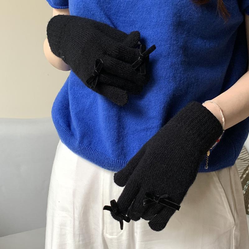 A New Warm Touchscreen Glove for A Cute Korean Cyclist with A Winter Bow and Five Fingers In