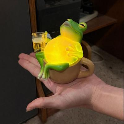 Figurka Żaby Pijącej Lampka Nocna Siedząca na Filiżance Żaba Lampa Dekoracyjna Statuetka z Żywicy Ozdoba na Biurko do Domu Biura Sypialni