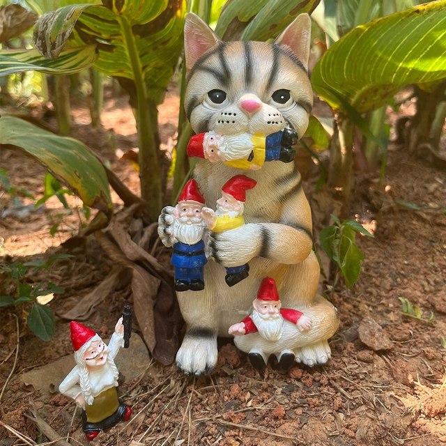 

Озорной кот, жующий гнома, забавная статуя гнома, поедающего кота, из смолы, садовые скульптуры, статуи для любителей кошек на новоселье