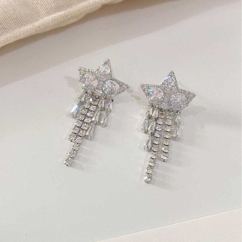 Elegant Rhinestone Star Tassel Earrings for Women - Exquisite, Versatile, and High-End Ear Jewelry for Autumn and Winter.