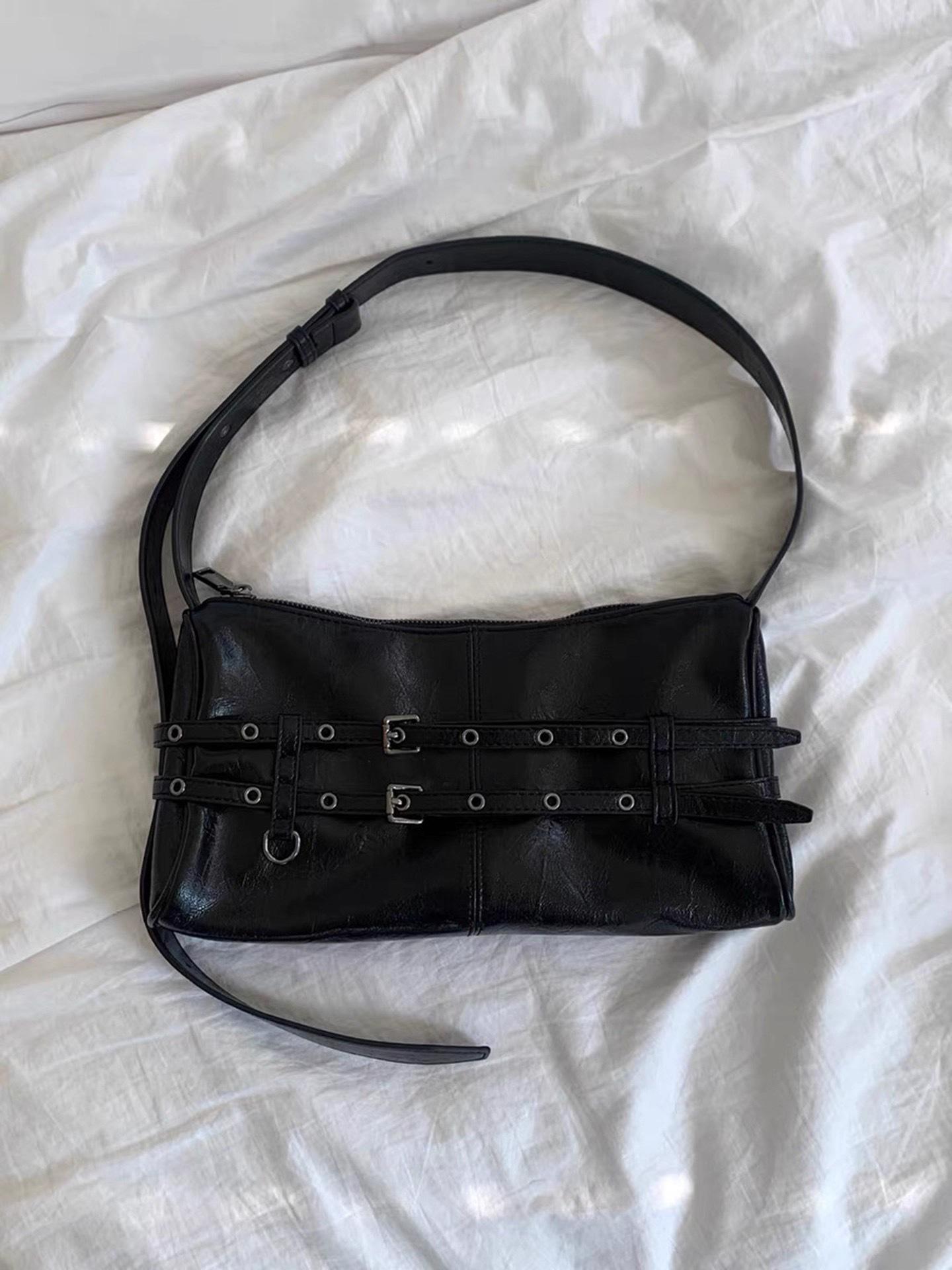 

Ретро Сумка через плечо с пряжкой ремня Spicy Girl - Стиль корейского блогера, Нишевый дизайн, Вместительная сумка байкера чёрный