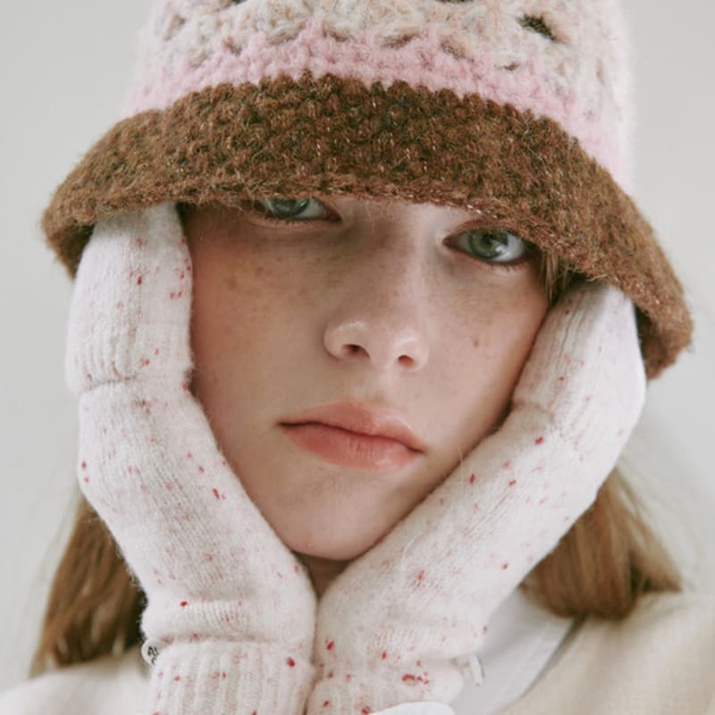 ALLINCOMPLETE Shell Crochet Hat (2 Colors)