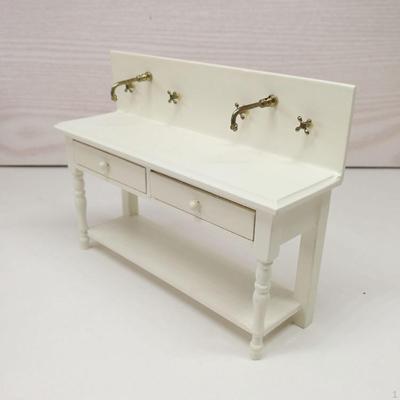 Modello di mobiletto per casa delle bambole con rubinetti, decorazioni, accessori in miniatura per la cucina
