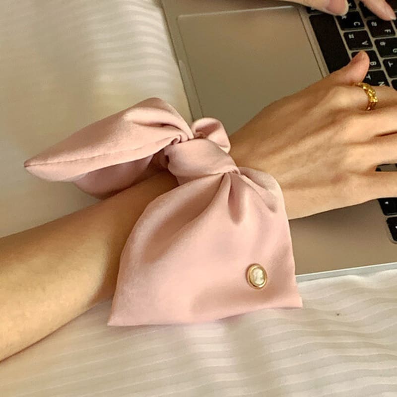 Oar Cameo Satin Ruffle Scrunchie [Pink]