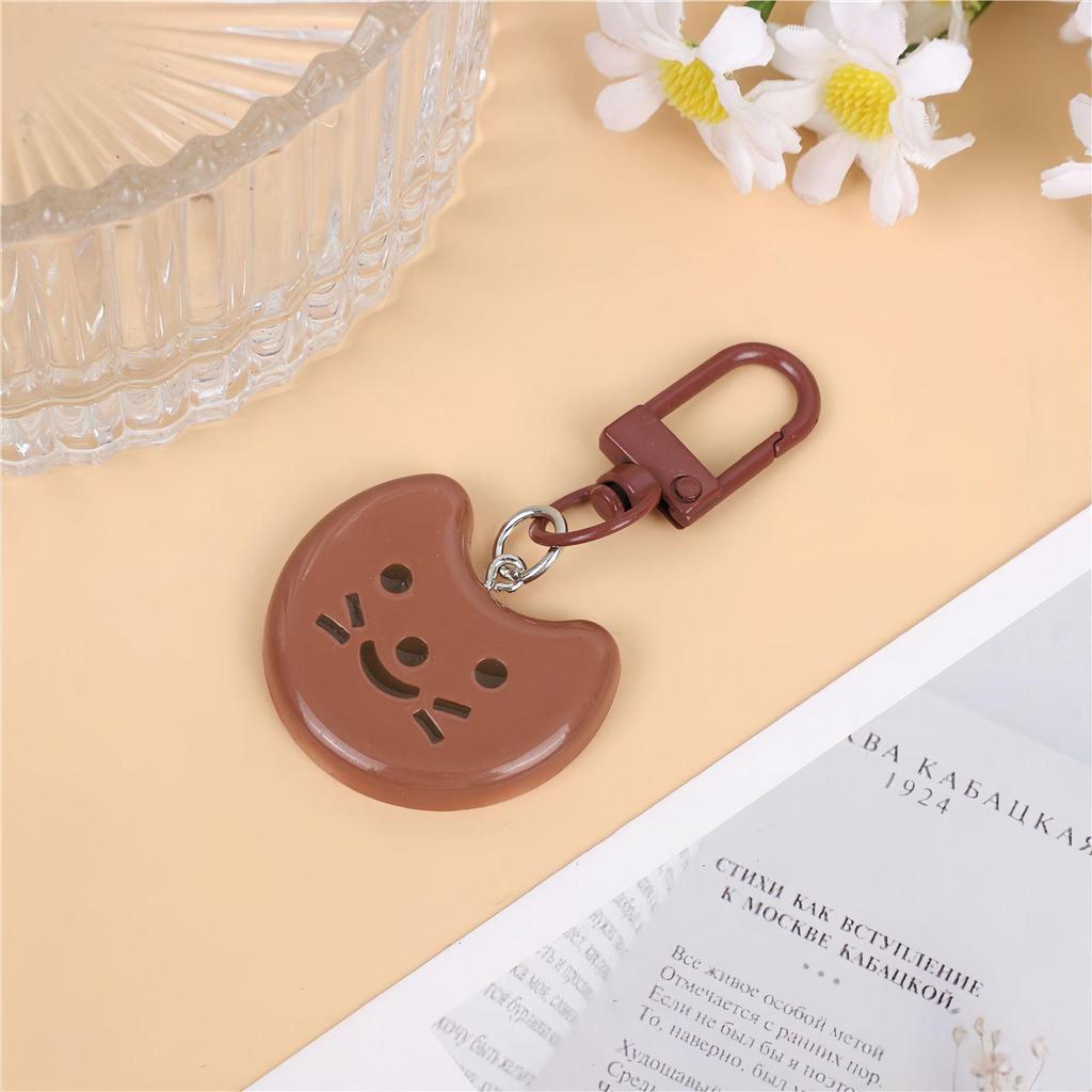 Cute Cartoon Kitten & Fish Keychain Pendant - Black & White Design for Backpacks, Couples, & Students