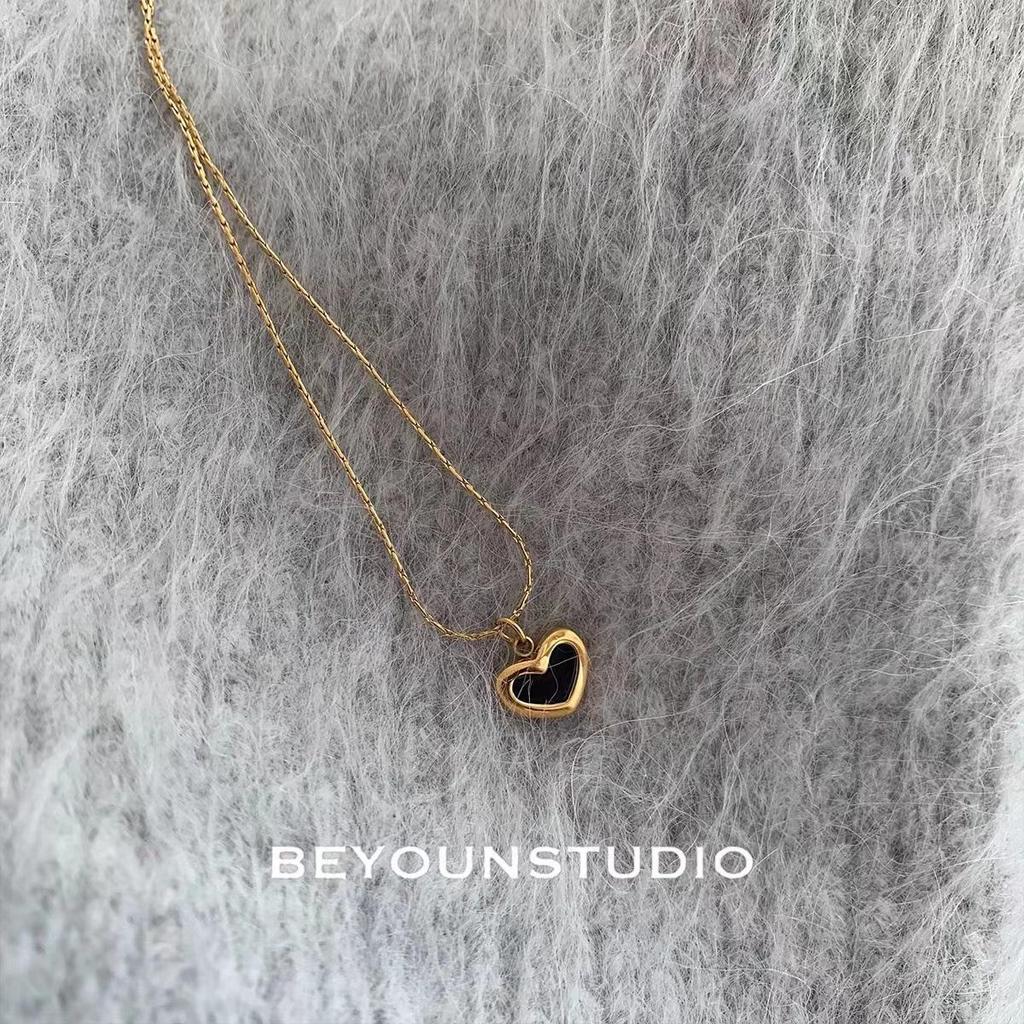 Rote Liebesanhänger-Halskette: Doppelseitiges Herz, Titanstahl, Hohe Farberhaltung, Japanisches & Koreanisches Design