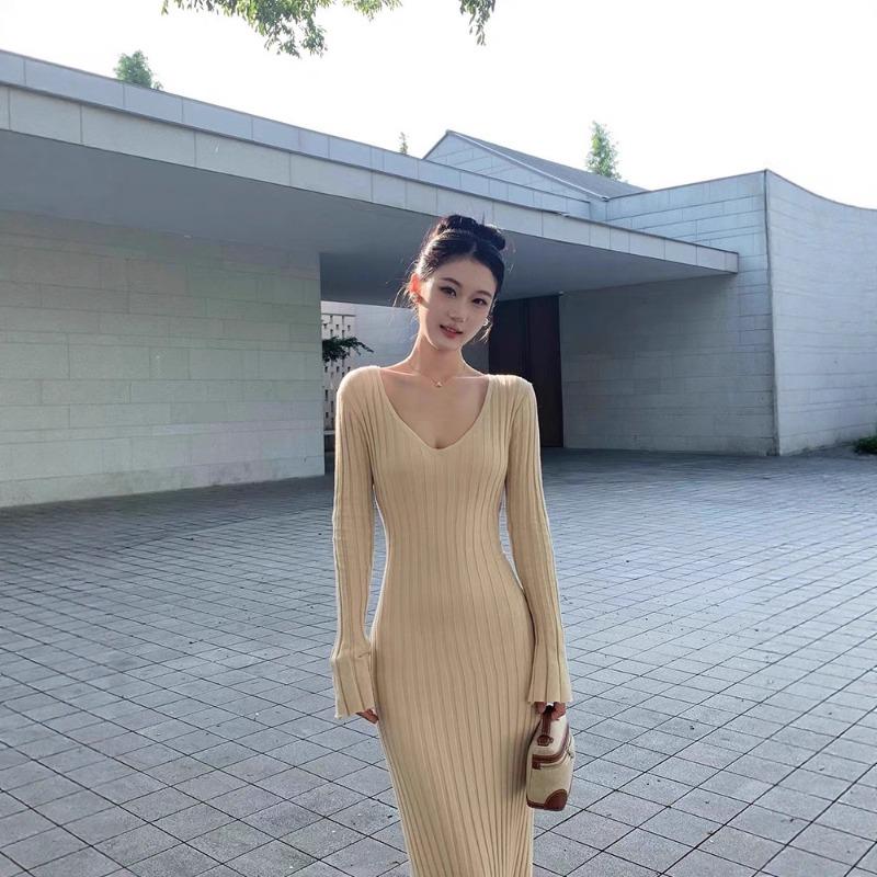 [] Early autumn new pendant temperament long dress women's high-end exquisite figure minimalist knitted dress