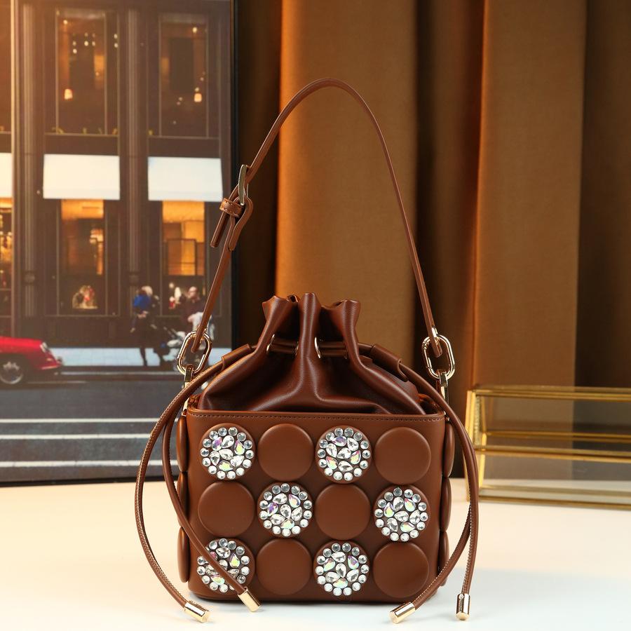 

Fashion Cylinder Bag Handmade Diamond Button Shoulder Messenger Women S Bag Personalized Drawstring Small Square Bag темно-коричневого кольору