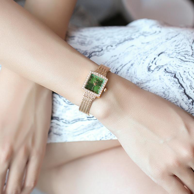 

Новые женские часы, маленькие квадратные кварцевые часы, маленькие темпераментные часы с сетчатой цепочкой и стразами, маленькие золотые часы, водонепроницаемые часы для женщин